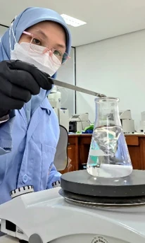 Penanganan contoh uji dengan labu Erlenmeyer