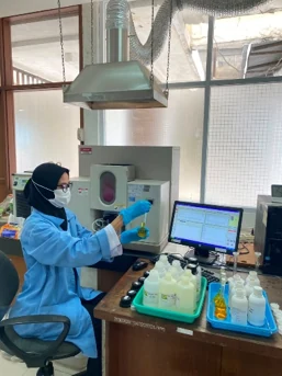 Analisis contoh uji dengan instrumen laboratorium