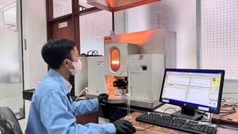 Analisis logam dengan instrumen spektrometri