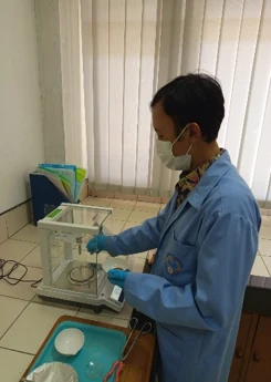 Penimbangan cawan dengan neraca analitik