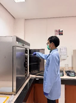 Pengeringan contoh uji dalam oven