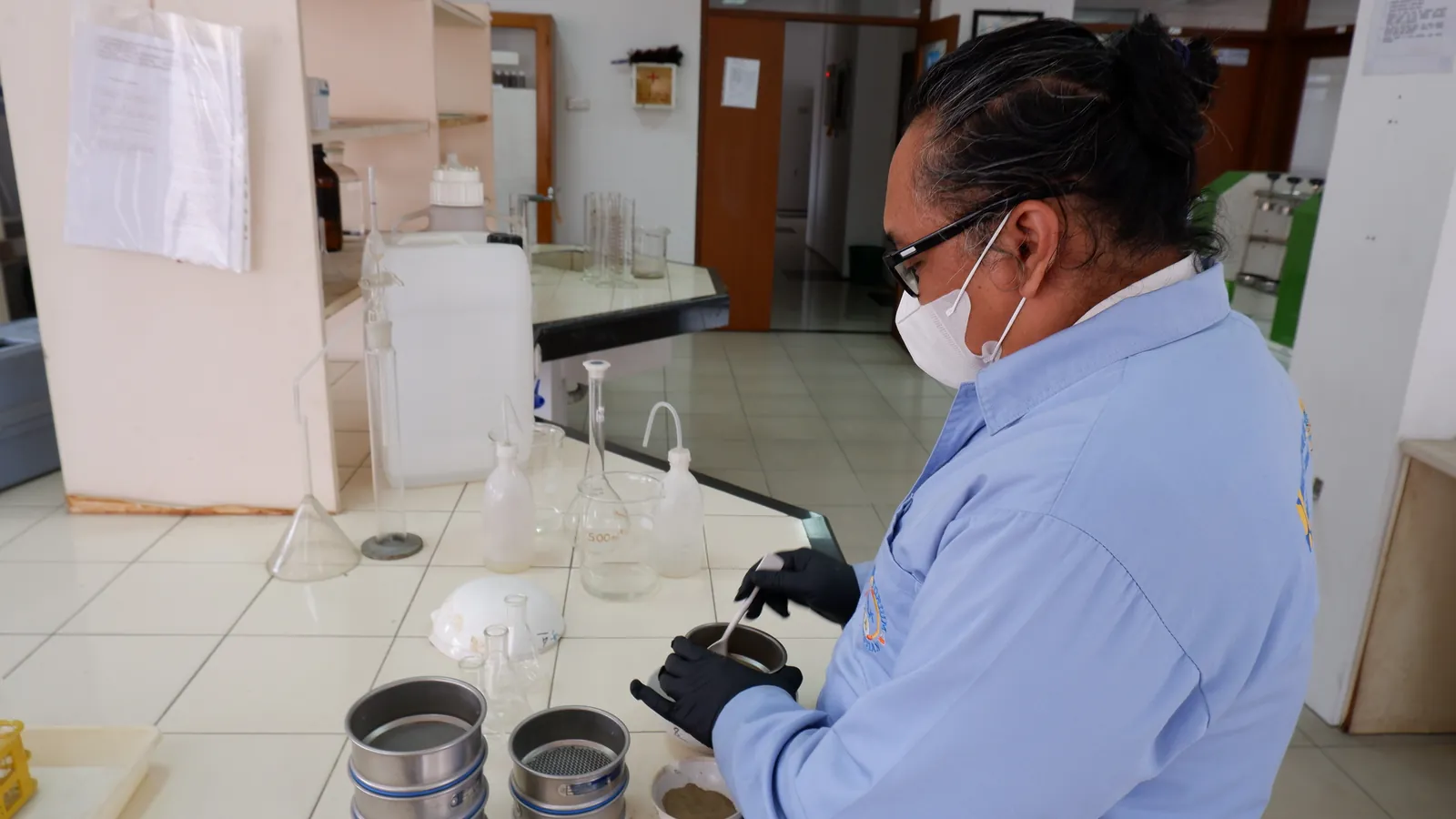Pemindahan contoh sedimen dari ayakan