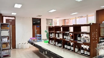 Ruang laboratorium dan rak bahan kimia