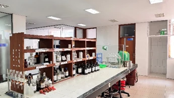 Meja kerja dan rak bahan kimia